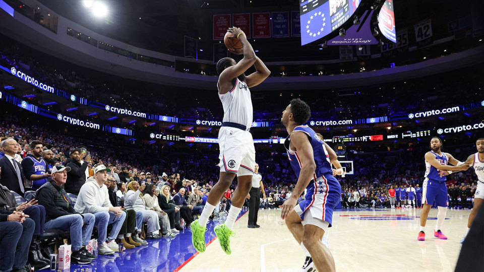 关于快船球星三分绝杀，全场观众热烈欢呼，欢迎销售因为.的信息