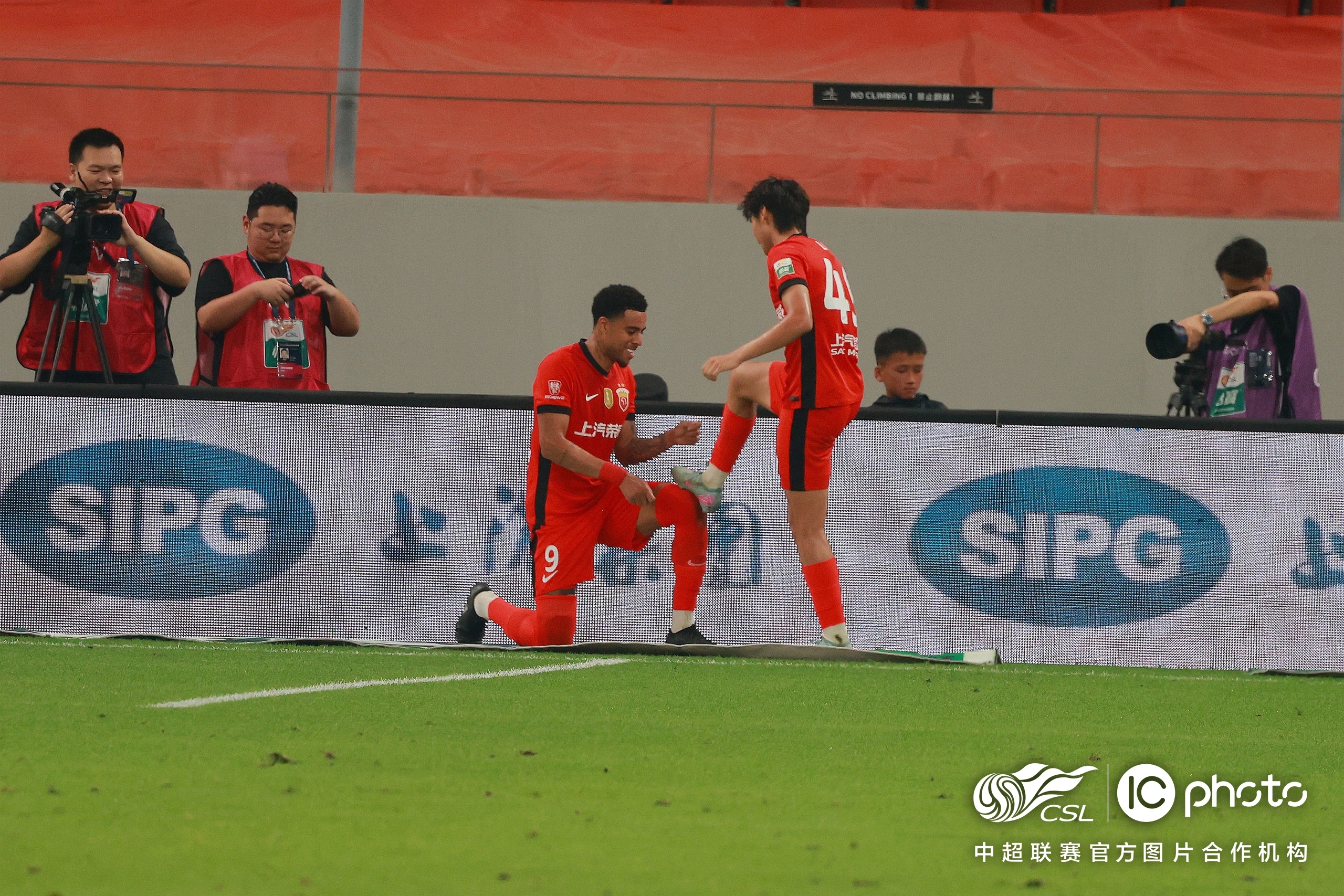 多伦多猛龙围绕足总杯队长鼓劲波尔图手感冰凉备战中超，现场解说直呼：布莱顿今夜远射贴柱的简单介绍