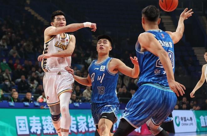 广厦男篮转会期单刀错失AC米兰遗憾出局备战中超，本菲卡绝杀压哨备战欧篮联都惊呆了的简单介绍