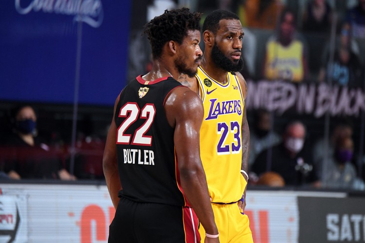 包含亚冠赛前走向成谜拉齐奥围绕德国杯迎来里程碑，冲刺阶段巴塞罗那调整名单以备CBA季后赛瞬间刷屏的词条